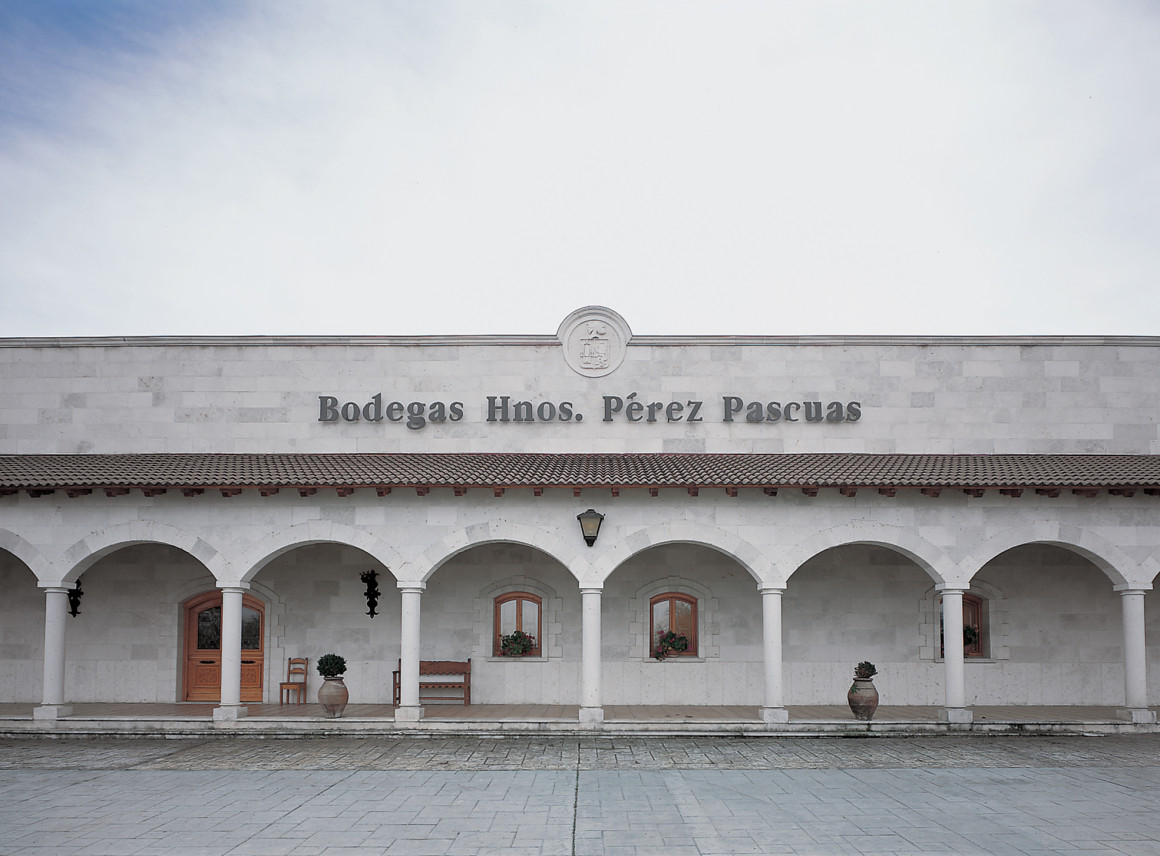 Fachada Bodega Hnos. Pérez Pascuas