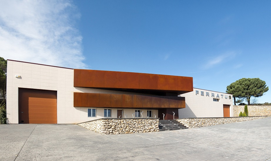 Fachada de Ferratus Bodegas Cuevas Jiménez
