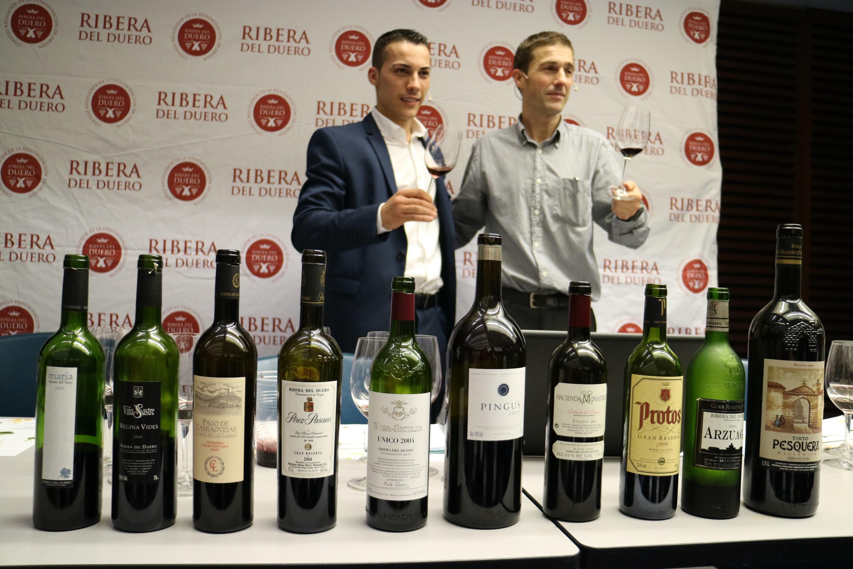 Guillermo Cruz y Juan Carlos Muro con los diez vinos de leyenda de Ribera del Duero