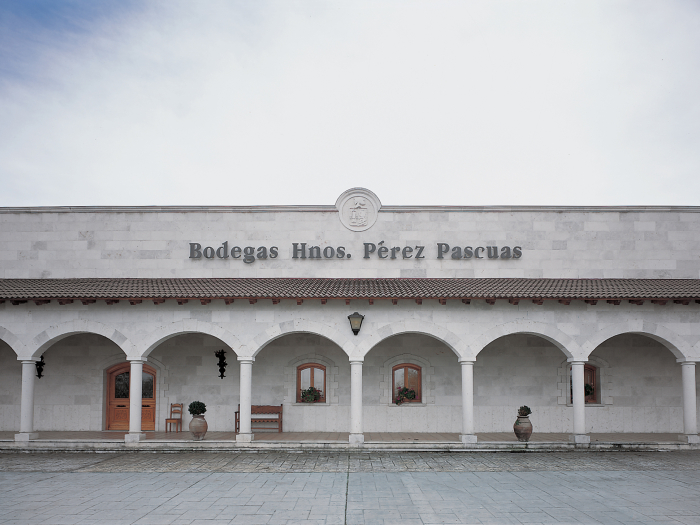 Fachada Bodega Hnos. Pérez Pascuas